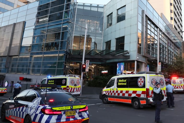 La policía acordona los alrededores del centro comercial Westfield Bondi Junction de Sídney, en Australia, tras el apuñalamiento de varias personas, el 13 de abril de 2024 (DAVID GRAY)