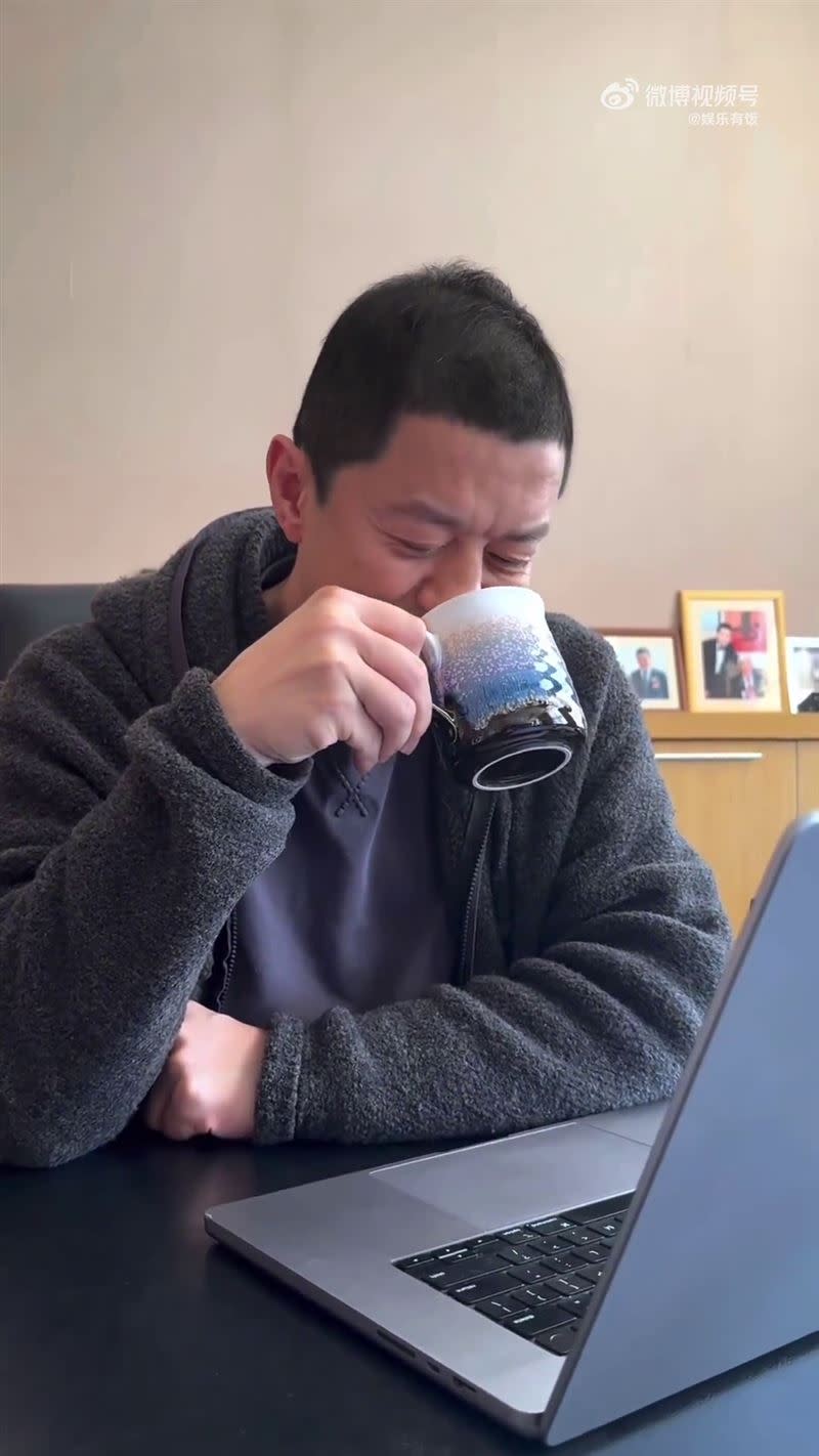李亞鵬手上的茶杯引發網友討論。（圖／翻攝自微博）