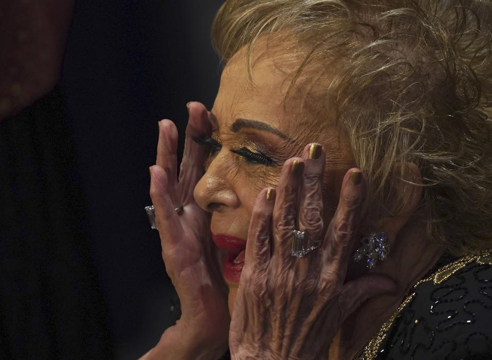 Silvia Pinal sonríe durante un homenaje a su trayectoria en el Palacio de Bellas Artes de la Ciudad de México el 29 de agosto de 2022. (Foto AP/Marco Ugarte)