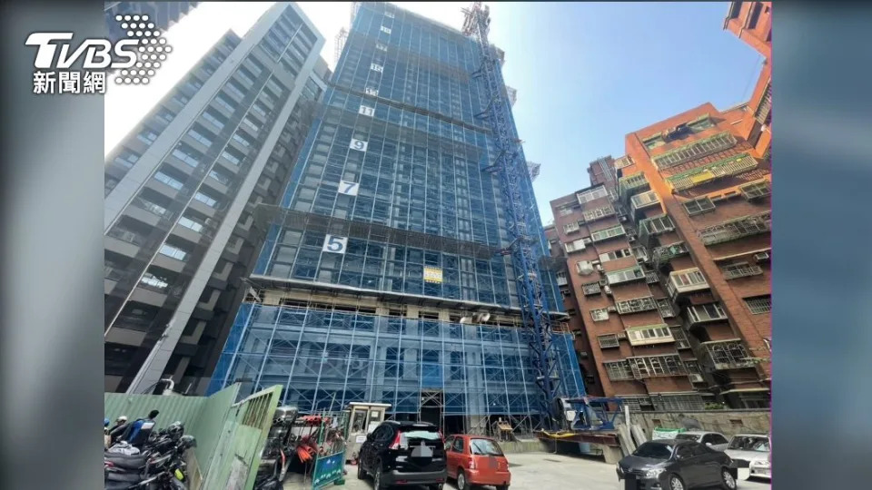 新北市稍早傳出工安意外，1名女工人在維修電梯時不慎墜樓命危。（圖／TVBS）