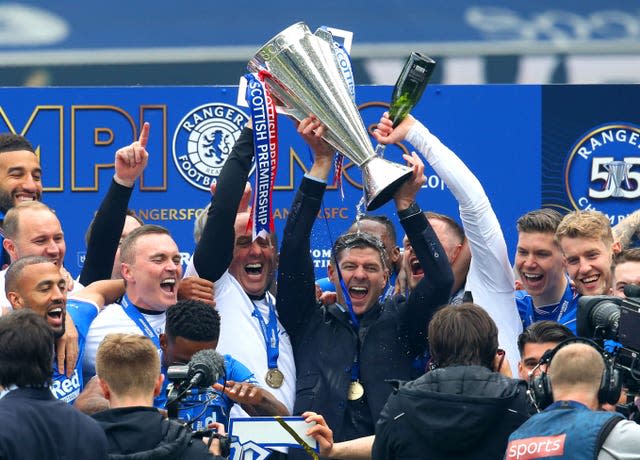 Steven Gerrard lifts the trophy