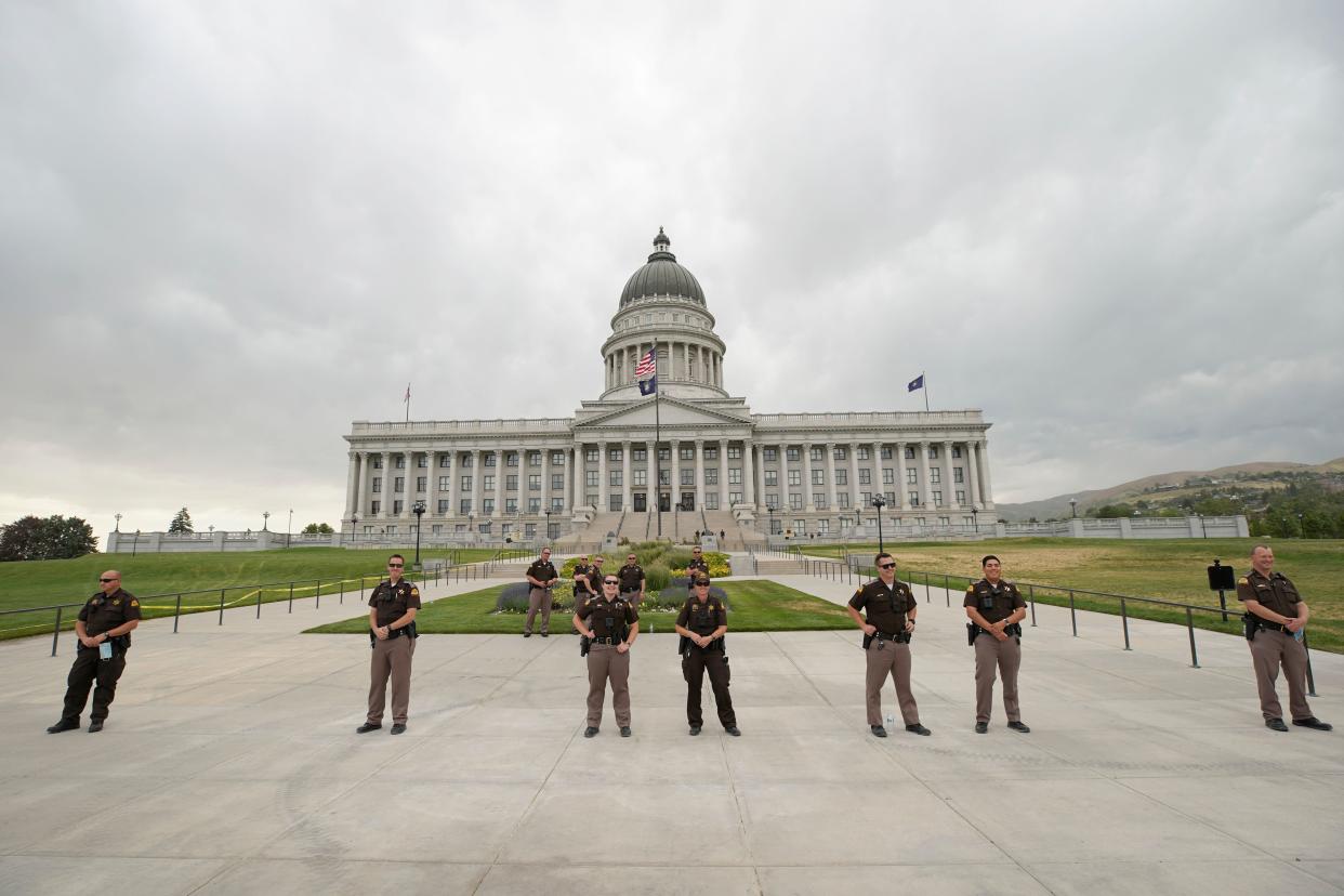 Des policiers de Salt Lake City devant le Capitole de l'Utah (Photo by GEORGE FREY/AFP via Getty Images)