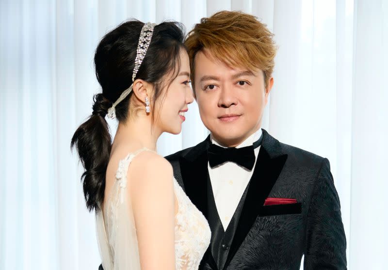 ▲翁立友（右）宣布結婚喜訊，超正愛妻模樣曝光。（圖／豪記唱片提供）