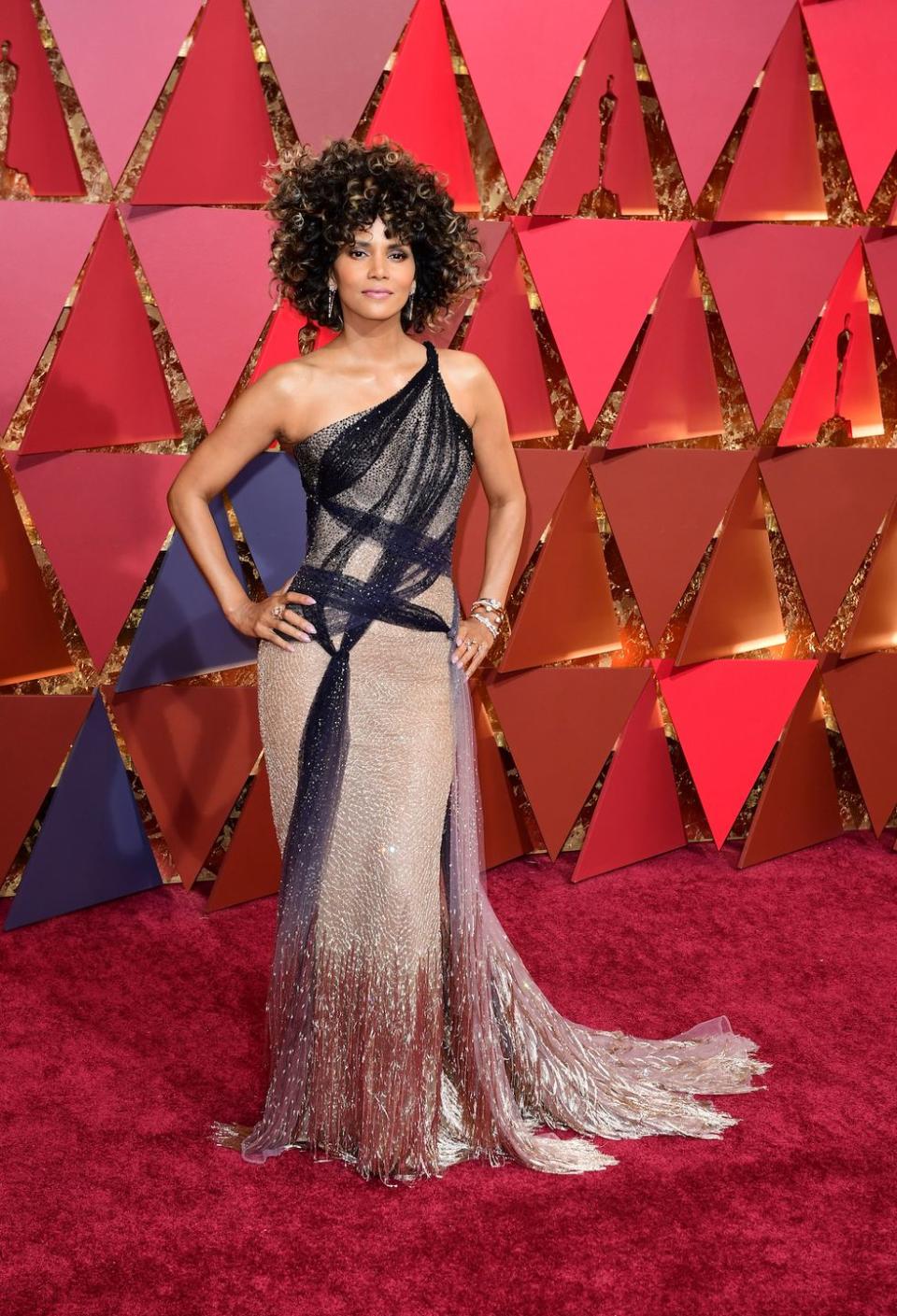 halle berry arriving at the 89th academy awards held at the dolby theatre in hollywood, los angeles, usa press association photo picture date sunday february 26, 2017 see pa story showbiz oscars photo credit should read ian westpa wire