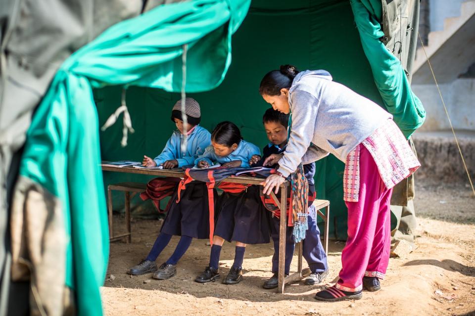 「遠山呼喚」期待實現長期且穩定的服務，因此當地社區、團隊的存在相當重要。圖為當地團隊在急難救助時期，仍努力幫助尼泊爾學童。遠山呼喚提供