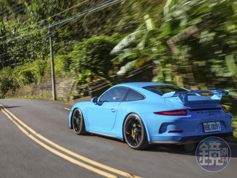 劉福台喜歡開著911 GT3在山道奔馳，享受它的刁鑽與靈活。