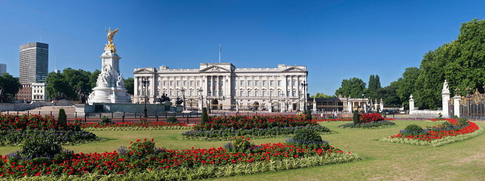 Derzeit kann die Queen nicht wie sonst durch den Park des Buckingham Palace spazieren. (Bild: Getty Images)