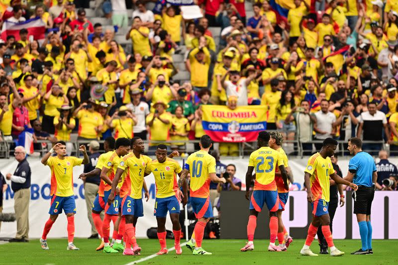 Jugadores de la selección de Colombia festejan tras anotar uno de los tres goles con los que vencieron a Costa Rica en la Copa América