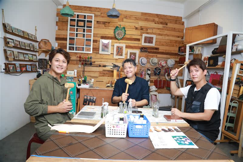 廖科溢(左)、工頭堅(中)及謝哲青(右)在皮件工坊體驗。(圖/亞洲旅遊台提供)