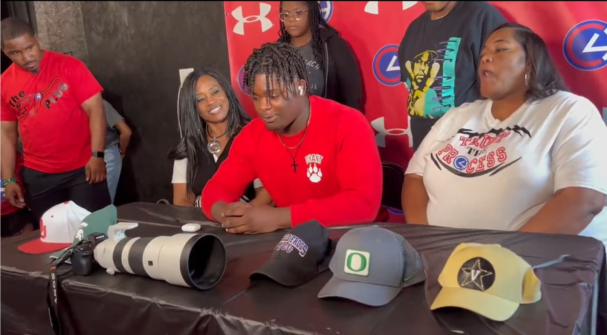 Durant defensive lineman Xadavien Sims, one of the state's top recruits in the 2024 class, committed to Oregon on Saturday.