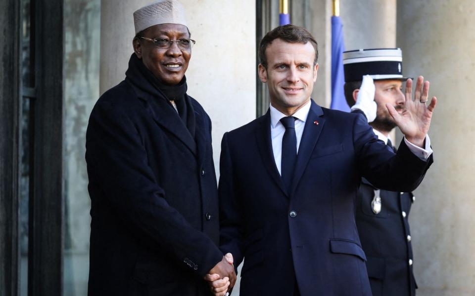 President Emmanuel Macron (R) welcomes Chad's President Idriss Deby