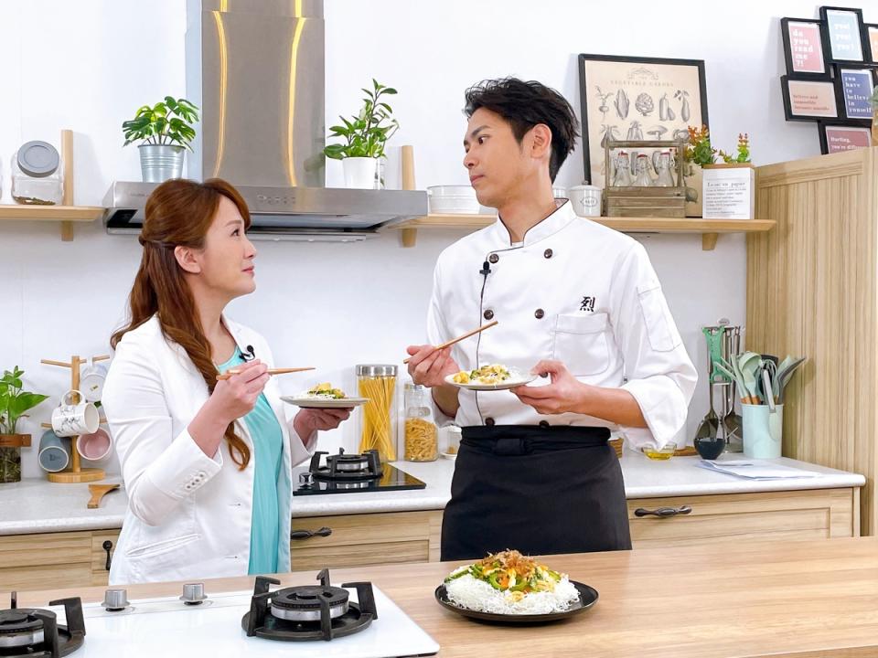 帥哥主廚陳德烈與美女中醫師彭溫雅在Yahoo TV《節氣餐桌》中，分享立夏如何吃得養生又退火