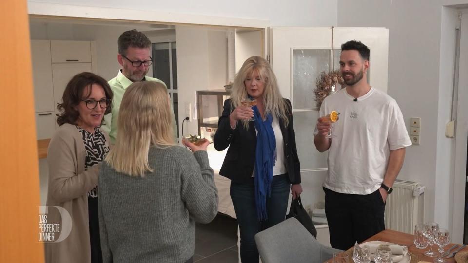 Mit einem fruchtigen Champagner-Aperitif beginnt für Nicole, Jacqueline, Lars, Kira und Johannes der dritte "Dinner"-Abend.
 (Bild: RTL)