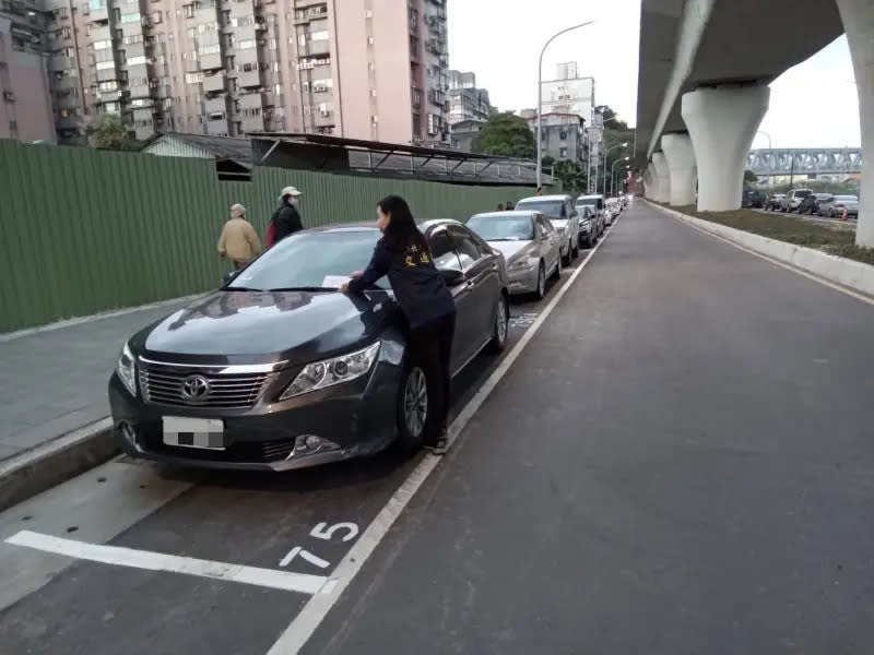 ▲為減少燃油車占用情形，自3月1日起燃油車輛違規占用電動車格將開罰。（示意圖 ／新北市政府交通局提供）