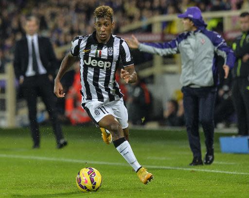 El atacante francés de la Juventus de Turín, Kingsley Coman, conduce el balón ante la Fiorentina (0-0), el 5 de diciembre de 2014, en el Artemio Franchi de Florencia (AFP | ANDREAS SOLARO)