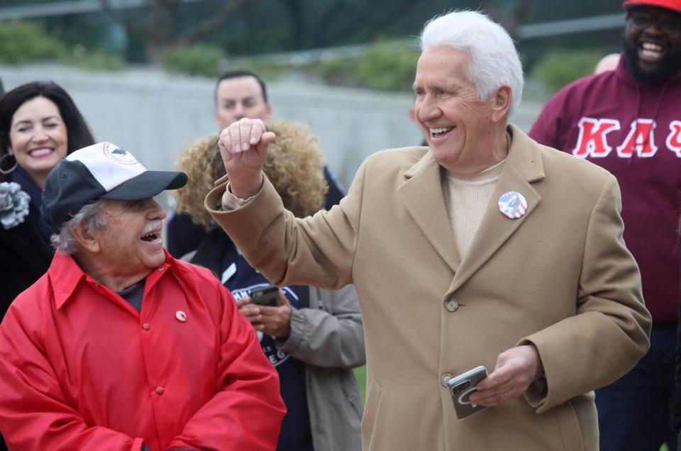 El congresista Jim Costa comparte unas risas con Venancio Gaona durante la Marcha por la Unidad de Martin Luther King Jr. frente al Ayuntamiento de Fresno, el 15 de enero de 2024.