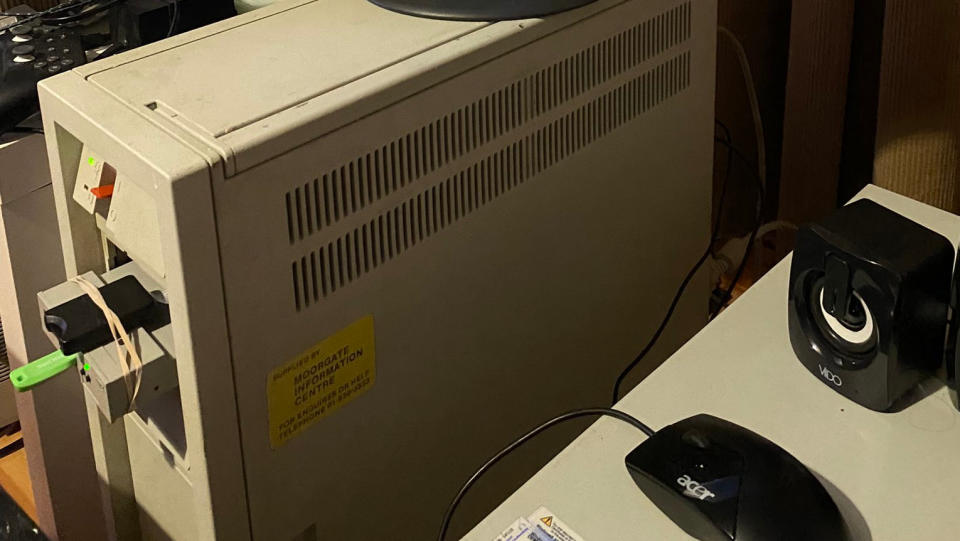 The IBM PS/2 build on which MS-DOS 4.0 is being installed.