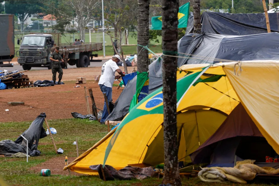 Após ordem do STF, acampamentos bolsonaristas por todo país foram desmontados e desmobilizados. Os financiadores de atos golpistas identificados até agora são todos de grupos que compõem a base de apoio de Bolsonaro, segundo Flávio Dino. (Foto: REUTERS/Amanda Perobelli)