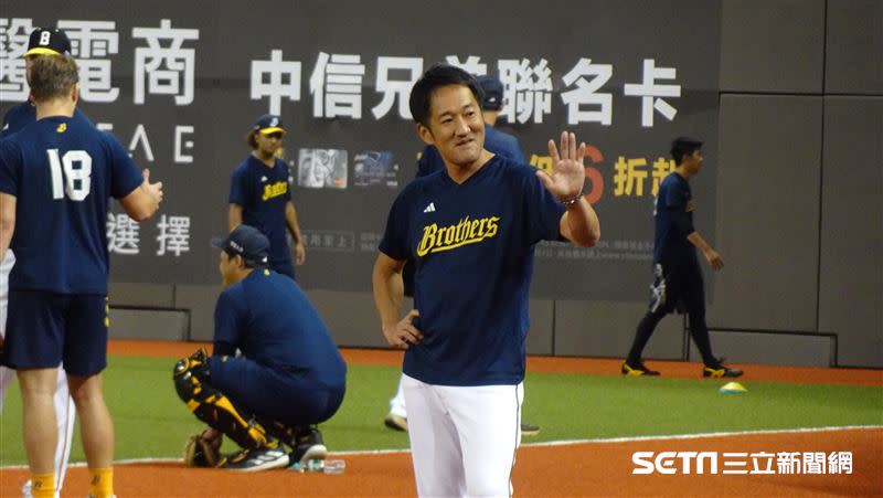 中信兄弟總教練平野惠一，賽前與球迷互動。（圖／記者張沛嘉攝影）