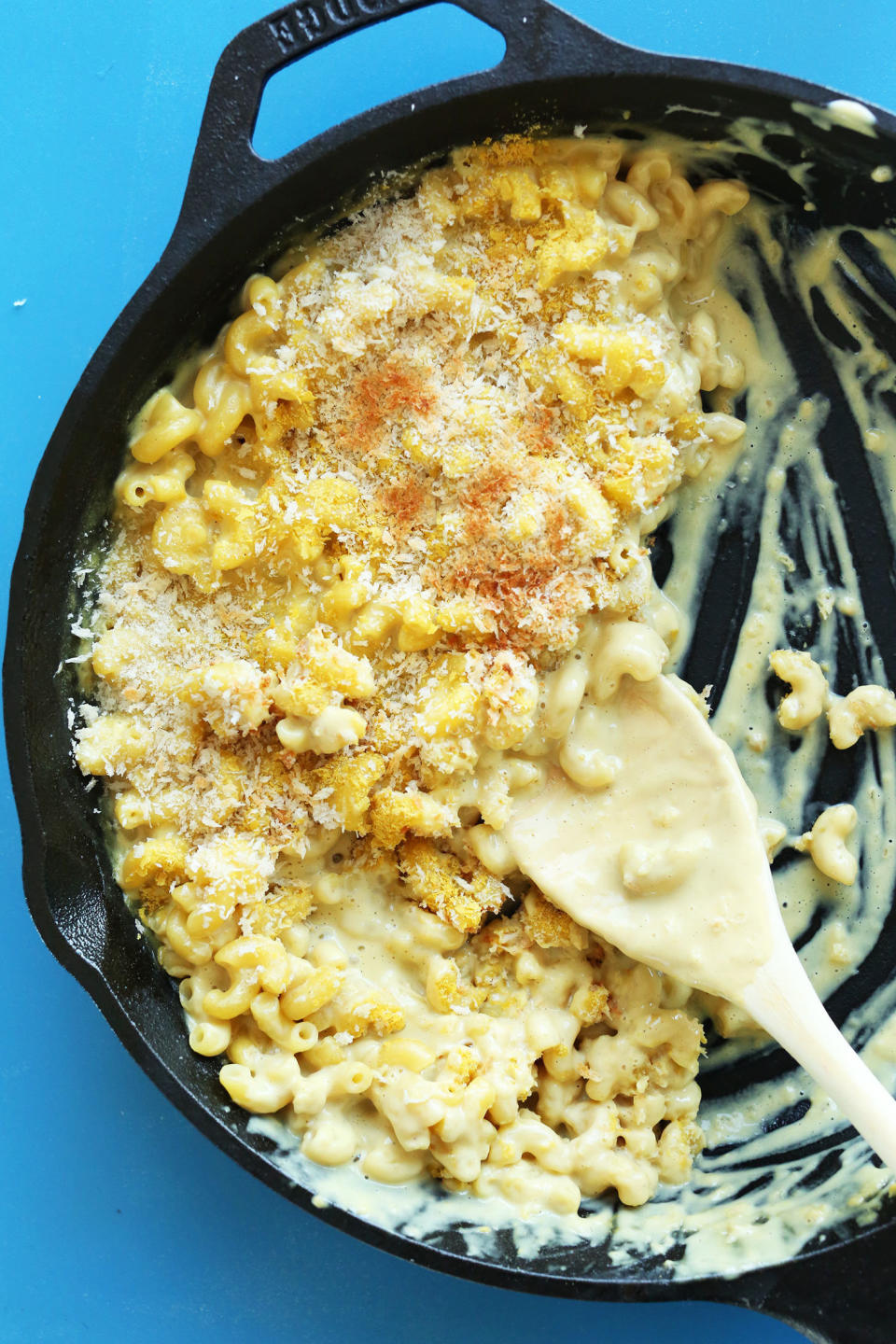 <strong>Get the <a href="http://minimalistbaker.com/garlic-mac-n-cheese/" target="_blank">Garlic Vegan Mac And Cheese recipe</a> from Minimalist Baker</strong>