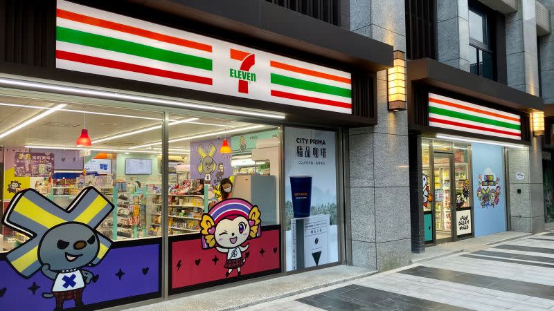 ▲7-11盒裝咖啡、濾掛咖啡買一送一，全家則主推蔬果汁任選買一送一。（圖／記者黃韻文攝）