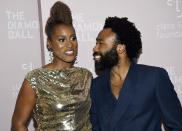 <p>La creadora y protagonista de “Insecure” desfiló por la alfombra roja junto a Donald Glover, quien actuaría como su alter ego de hip hop, Childish Gambino.<br>(Photo by Evan Agostini/Invision/AP) </p>