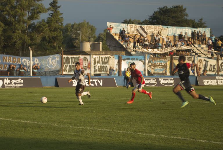 Diego Rivero, mediocampista por derecha del conjunto de General Rodríguez frente a Central Córdoba de Rosario