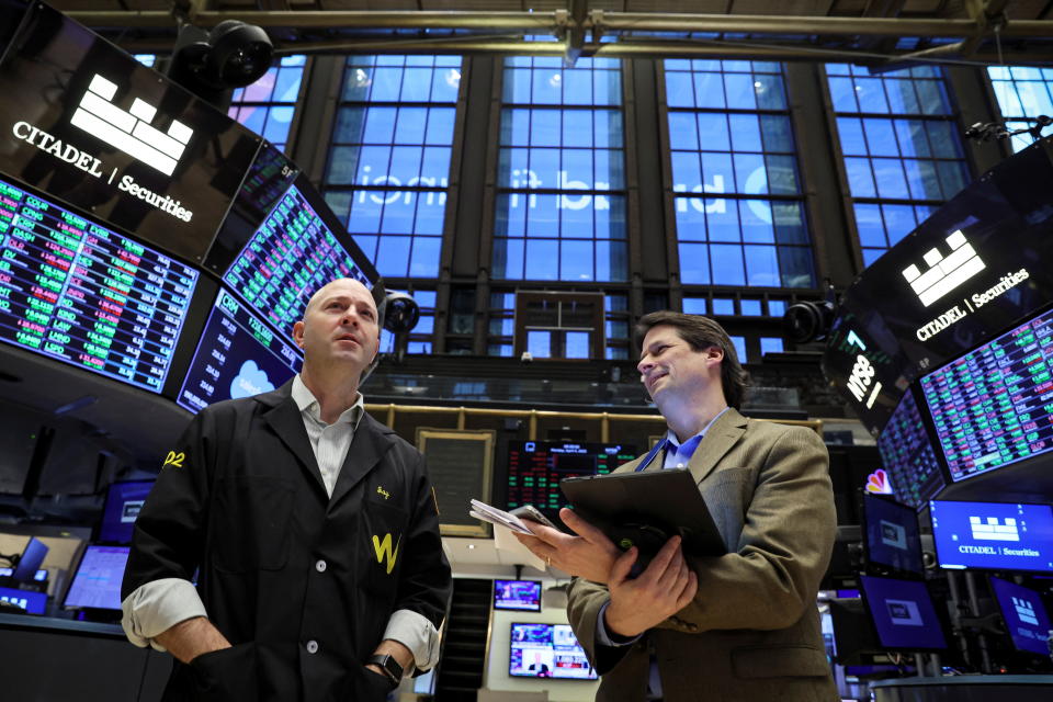 Des commerçants travaillent sur le parquet de la Bourse de New York (NYSE) à New York, États-Unis, le 4 avril 2022. REUTERS/Brendan McDermid