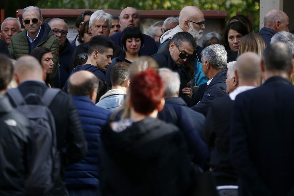 Amici, parenti e semplici cittadini hanno dato l'ultimo saluto a Luca Sacchi. Assente alla funzione la fidanzata di del 24enne, Anastasia. Un lungo applauso ha accompagnato l'uscita del feretro dalla chiesa. Sopra la bara una grande corona di rose bianche e la fascia con scritto "Mamma, papà e Federico".