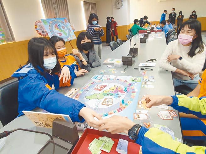 桃園市教育局推出桃園專屬英語特色桌遊「桃樂園Taoyuan Happyland」，融入全市13個行政區著名景點、人文特色與在地美食，學生試玩驚豔笑言：「以後遇到外國人，就能大方介紹桃園了！」（蔡依珍攝）