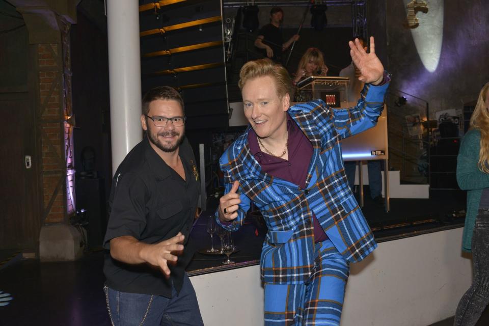 Der amerikanische Talkshow-Moderator Conan O'Brien übernahm die Rolle des Johnny J. Smith in der Daily. Zusammen mit Tuner (Thomas Drechsel, links) legte er eine flotte Sohle aufs Parkett. (Bild: RTL / Rolf Baumgartner)