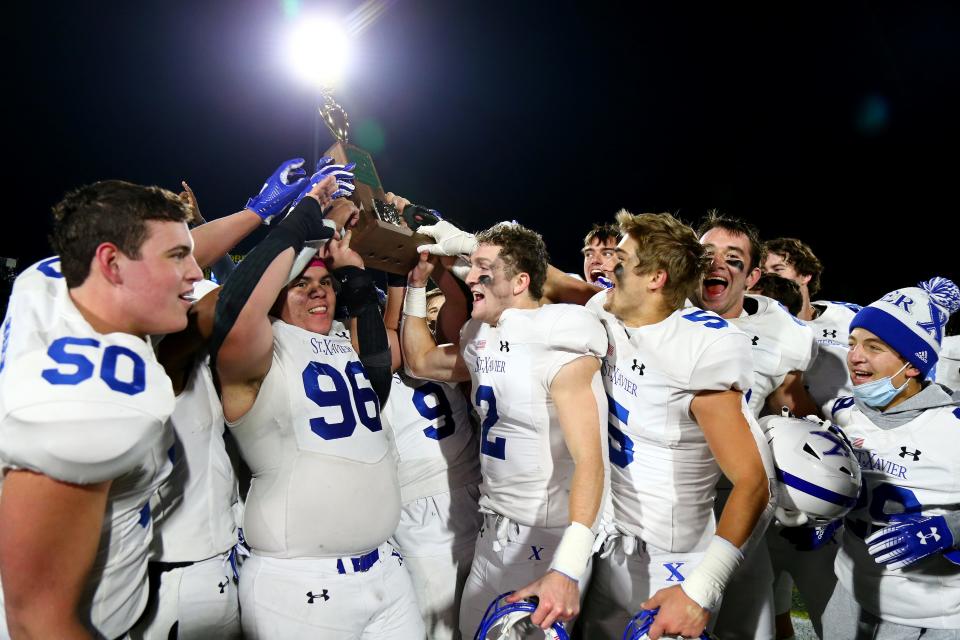 Cincinnati St. Xavier celebrates its Division I state championship game victory over Pickerington Central in 2020.