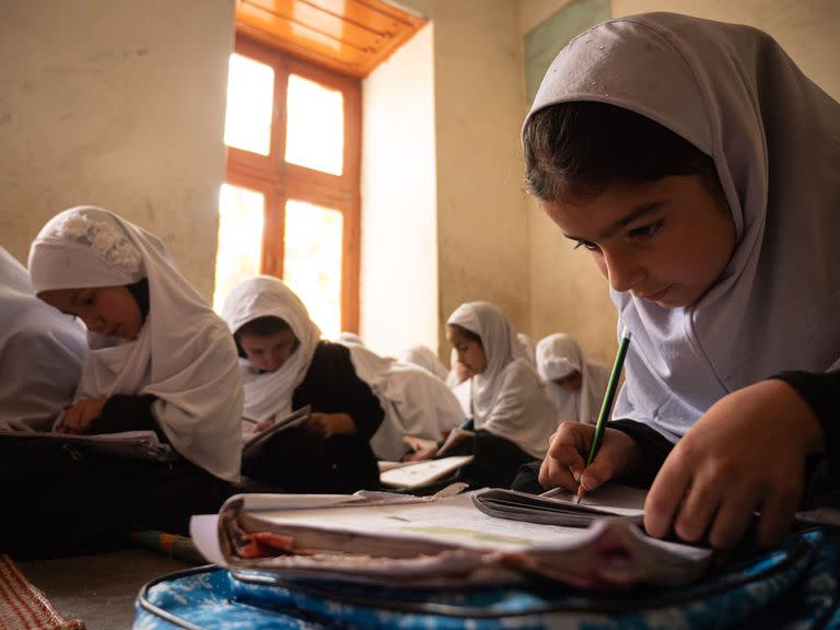 Niñas del último curso de primaria que no podrán seguir estudiando en Afganistán debido al veto de los talibán.  UNICEF ha intentado mantener los programas de higiene y apoyo que antes se prestaban en los centros educativos  POLITICA ASIA AFGANISTÁN © UNICEF/UN0683671/HUBBARD