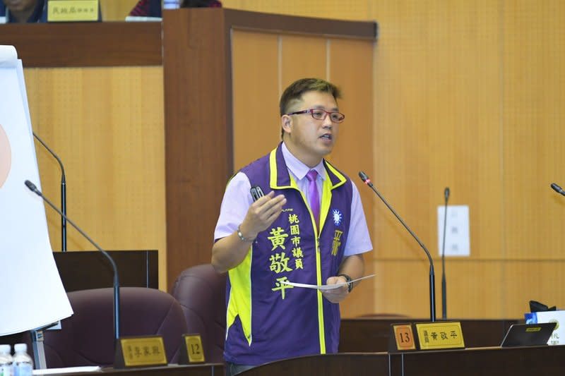 黃敬平議員提出幼兒「第三胎」優先就讀公托或幼兒園的要求，希望市府給予願意養育「第三胎」的家庭有更多教育與休閒設施的利用。（圖／桃園市議會提供）