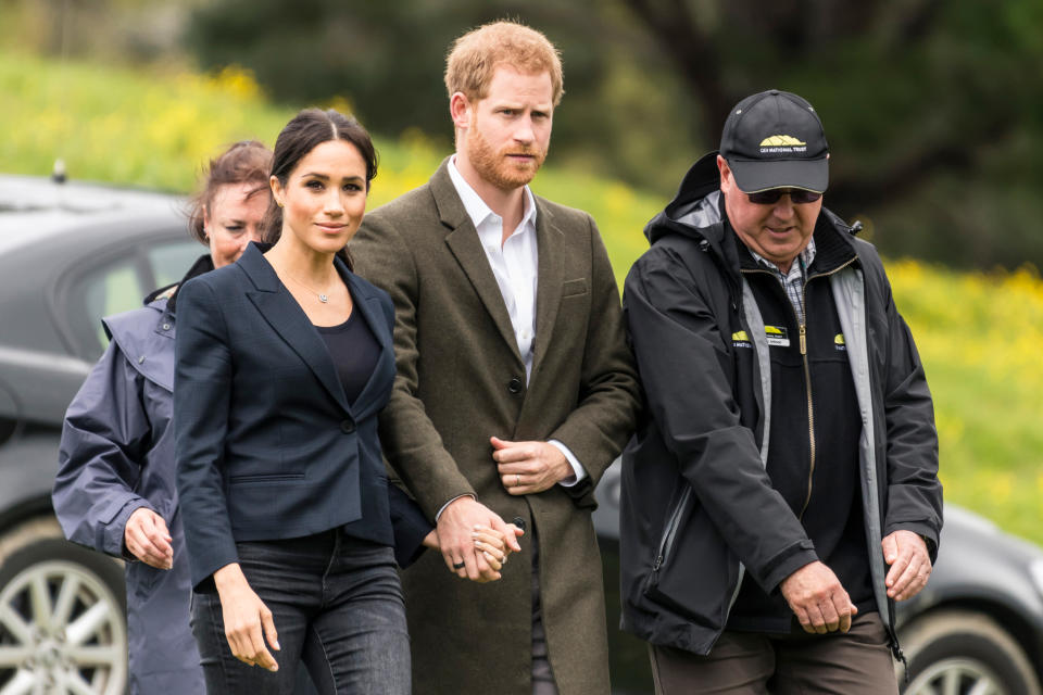 Britain's Prince Harry (C) and his wife Meghan, Duchess of Sussex arrive to unveil a plaque dedicating 20 hectares of native bush to the Queen's Commonwealth Canopy project at The North Shore Riding Club in Auckland on October 30, 2018. - Meghan Markle displayed an unexpected talent for "welly wanging" in Auckland on October 30, gaining bragging rights over husband Prince Harry after they competed in the oddball New Zealand sport. 