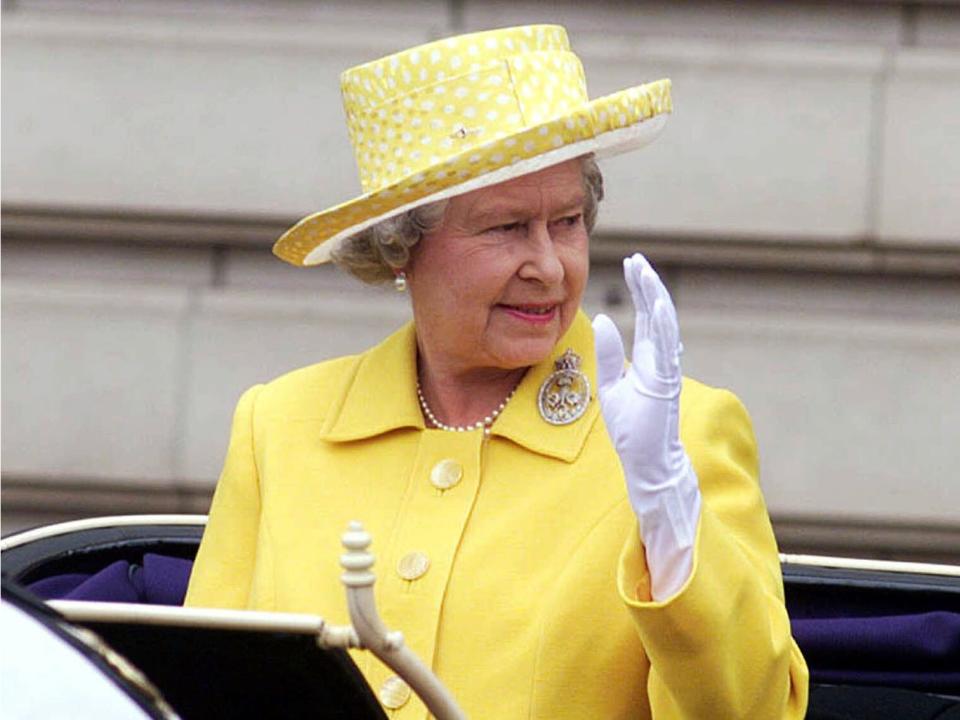 Queen Elizabeth wearing yellow to Trooping the Colour in 1999