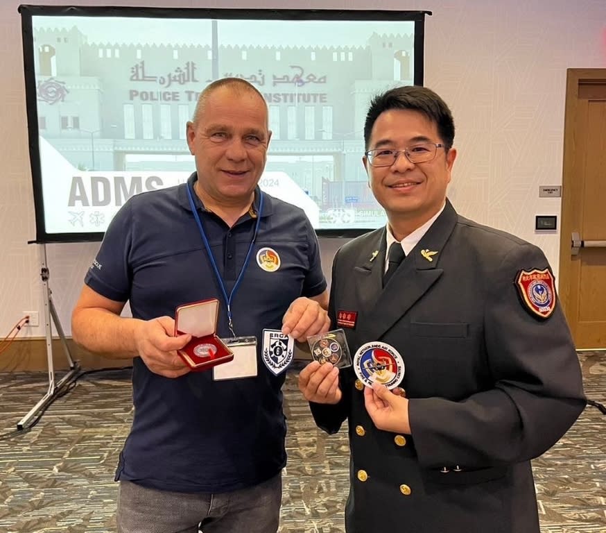 《圖說》新北消災害搶救科專員陳政彥赴美發表使用VR模擬系統訓練經驗交換紀念品。〈消防局提供〉