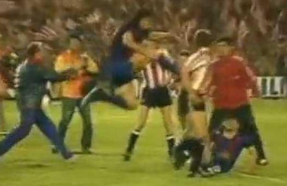 Batalla campal entre jugadores del Barça y el Athletic en la final de Copa de 1984. (Foto: RTVE).