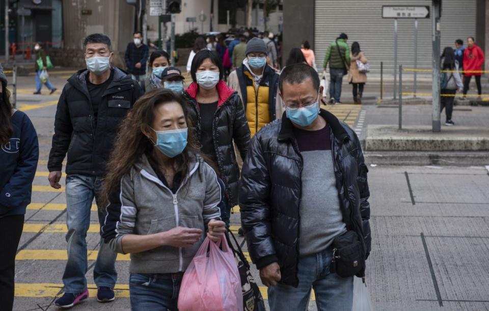 HONGKONG, CHINA – 28.01.2020: Fußgänger mit Hygienemasken zur Verhinderung von Ansteckungen. Seit dem Start des des Coronavirusausbruchs sind 106 Menschen daran gestorben und die Zahl der Infektionen hat sich innerhalb eines Tages auf über 4.500 fast verdoppelt. (Foto von Miguel Candela/SOPA Images/LightRocket via Getty Images)