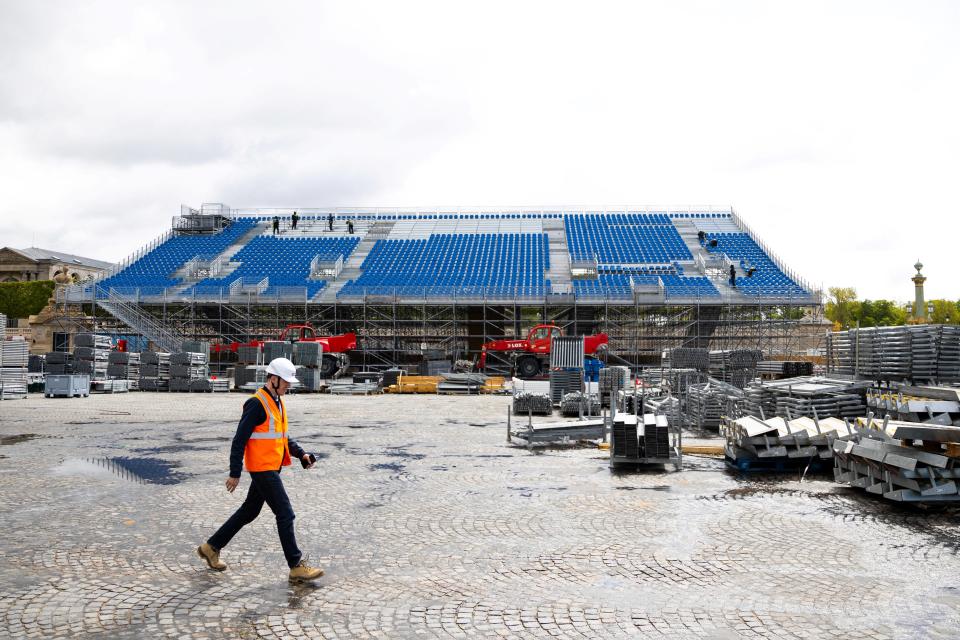 Des ouvriers travaillent à la construction du site olympique de la place de la Concorde, à Paris, le 16 avril 2024.