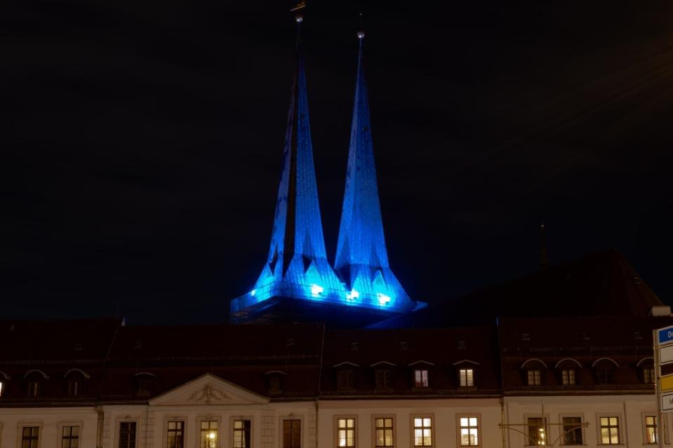 Die Türme der Nikolaikirche sich farblich beleuchtet zum Auftakt des Lichterfestivals «Berlin leuchtet».<span class="copyright">dpa</span>