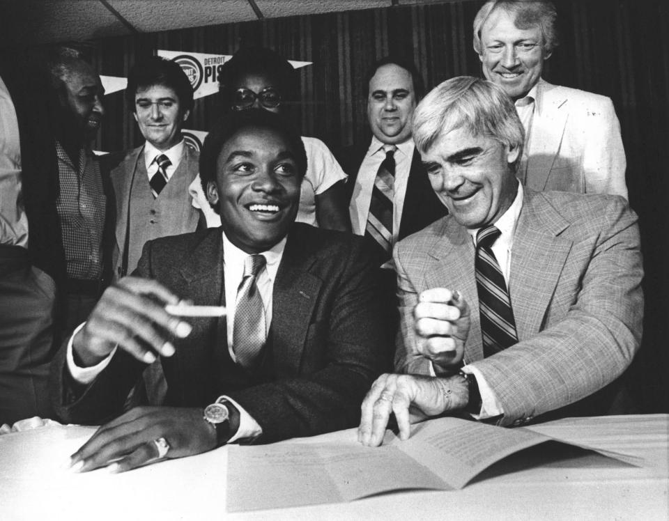 Detroit Pistons General Manager Jack McCloskey and first-round draft choice Isiah Thomas completed a multi-year contract for the NBA team on July 31, 1981.
