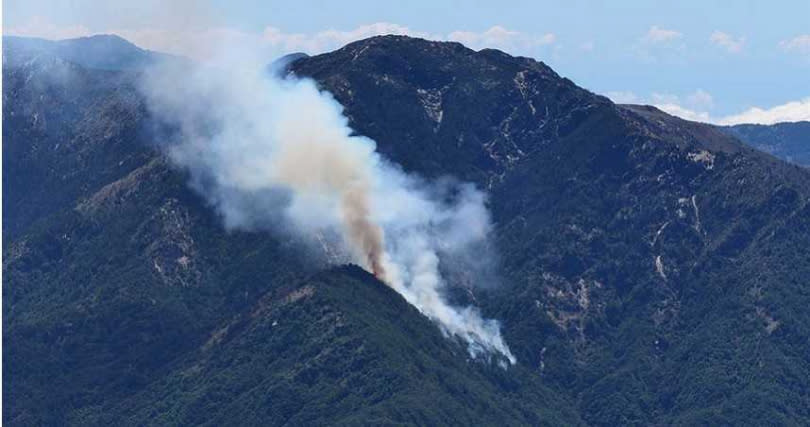 南投大水窟山杜鵑營地發生森林火災，正進行空援搶救，山頭仍見火光濃煙。（圖／民眾提供）