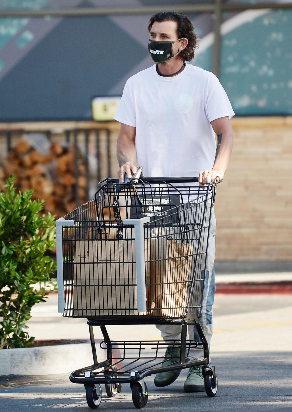 <p>Gavin Rossdale wears his mask to grocery shop at Ralphs in Los Angeles on Thursday.</p>