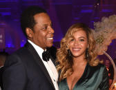 <p>Beyoncé aireó en su álbum ‘Lemonade’ los problemas de su matrimonio, incluida una infidelidad de Jay-Z. El rapero lo confesó en una entrevista en ‘The New York Times’ y también utilizó las letras de sus canciones para mostrar su arrepentimiento. La historia quedó en nada y forman una familia feliz junto a sus hijos Blue Ivy, Rumi y Sir. (Foto: Kevin Mazur / Getty Images). </p>