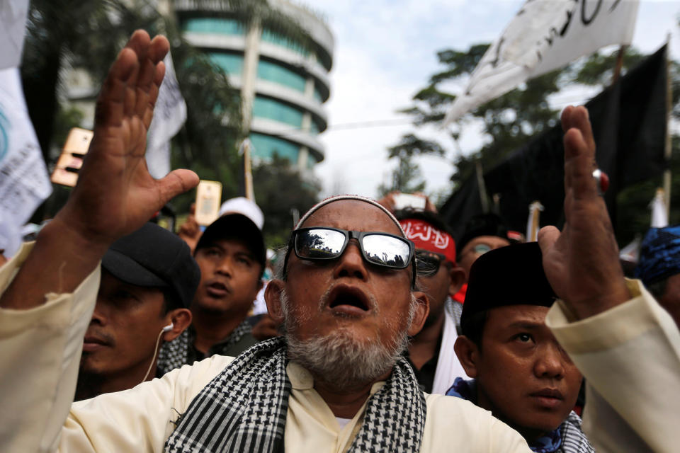 <p>Indonesian hardline Muslims react after hearing a verdict on Jakarta’s first non-Muslim and ethnic-Chinese Christian governor Basuki Tjahaja Purnama’s blasphemy trial outside the court in Jakarta, Indonesia May 9, 2017. (Photo: Beawiharta/Reuters) </p>