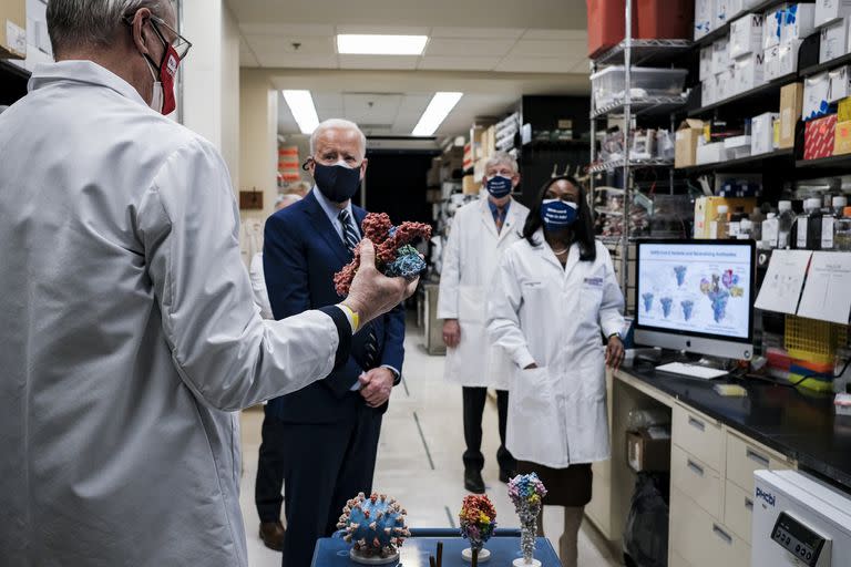 Joe Biden durante una visita al Laboratorio de Patogénesis Viral, en Maryland
