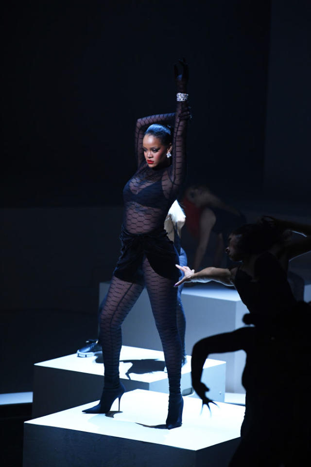 Ganz in schwarz performte Rihanna bei der Show ihres Dessous-Labels “Savage X Fenty“. (Bild: Getty Images)