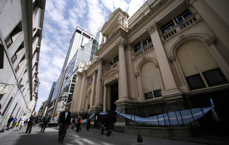 Pedestrians walk by Argentina's Central Bank in Buenos Aires' financial district, October 2, 2014. REUTERS/Marcos Brindicci/File Photo