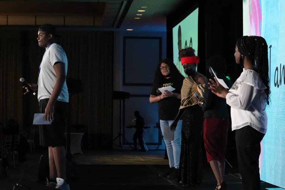 Antonio Brooks, un estudiante de séptimo grado, explica porqué le gusta ser parte de City Life KIX en el banquete anual  de Youth for Christ Miami